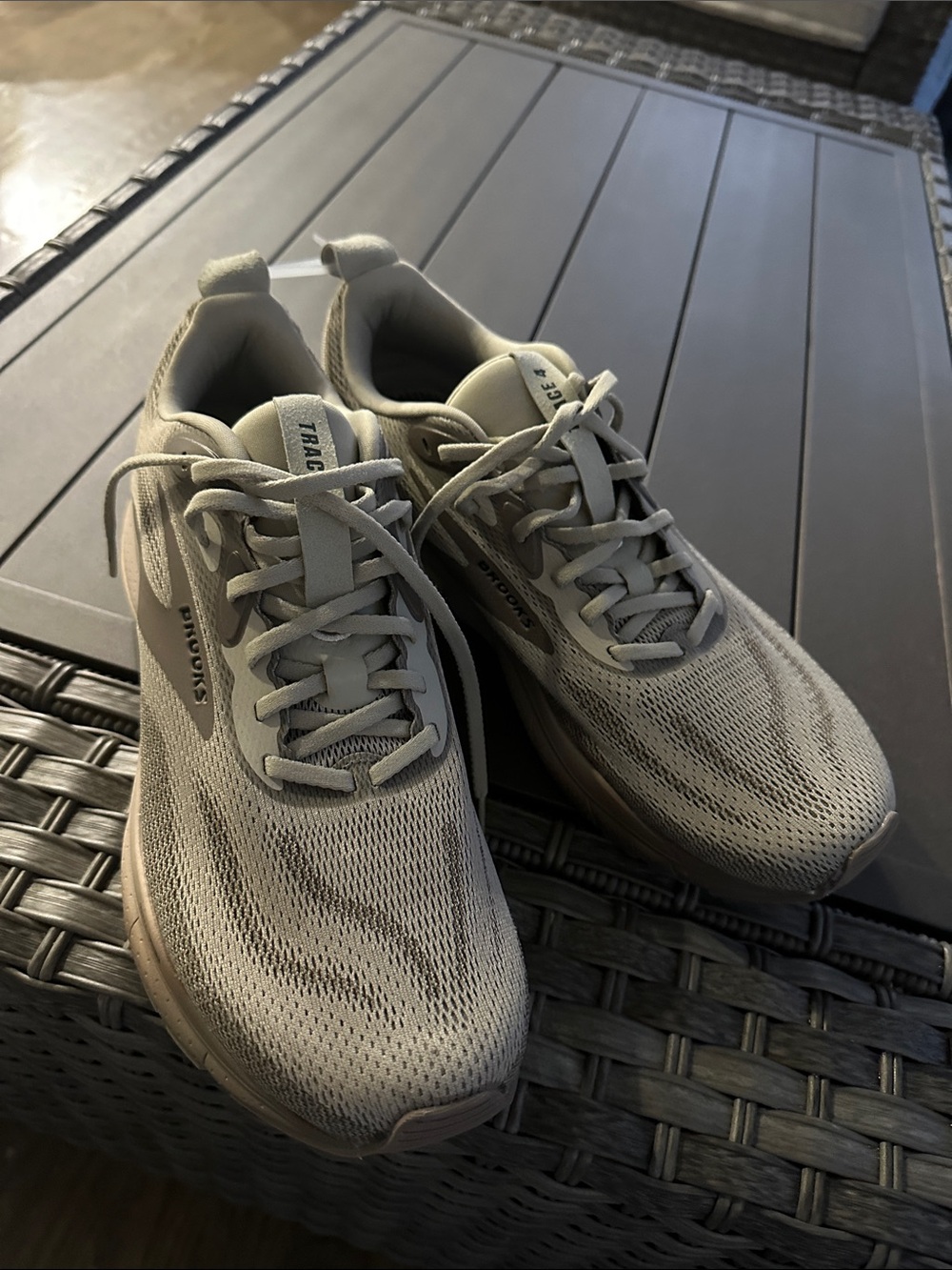 Brooks Trace 4 Men’s Light Gray Athletic Running Shoes Sz 11.5